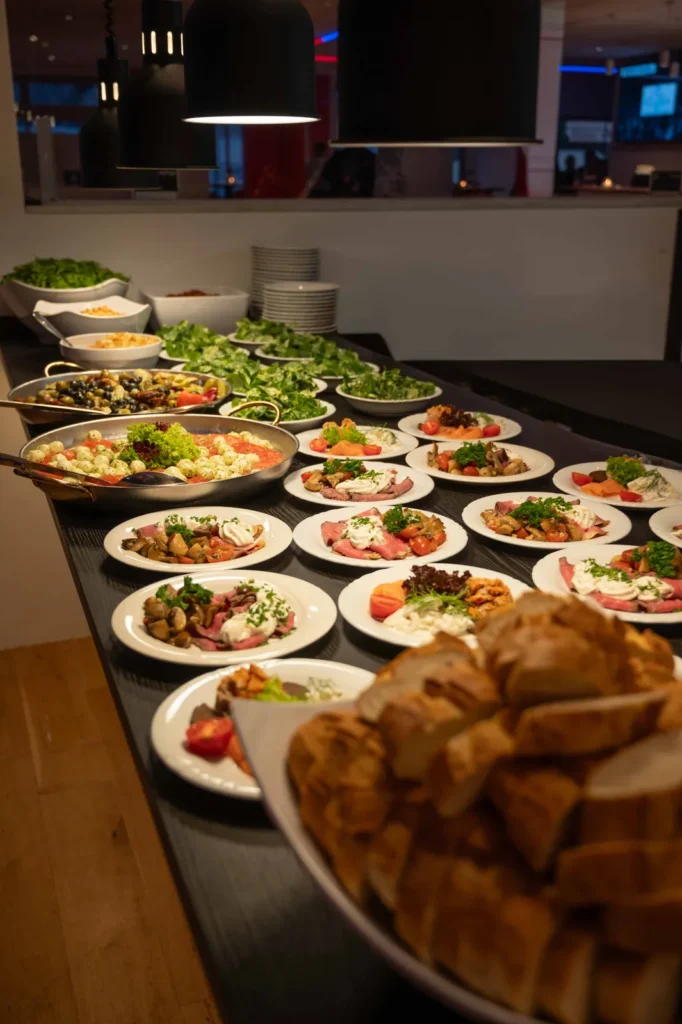 Angerichtete Teller am Buffet im VIP-Bereich