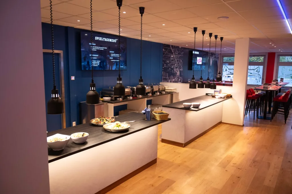 Buffettheke mit Wärmelampen im VIP-Bereich