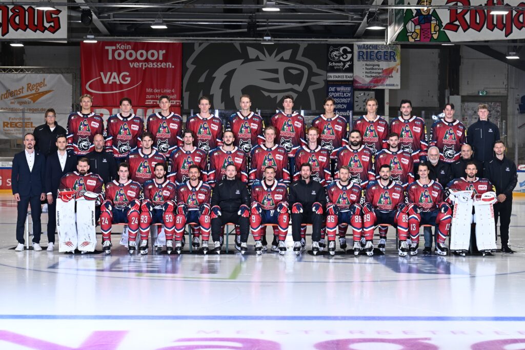 Mannschaftsfoto des EHC Freiburg zur Saison 2026/27 auf dem Eis