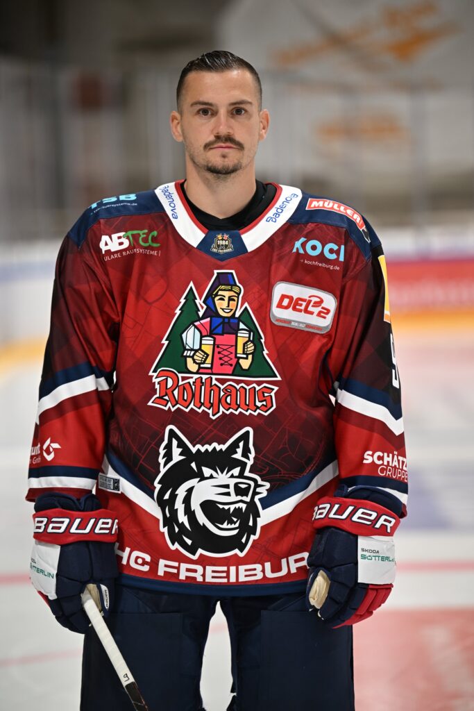 Nikolas Linsenmaier im Trikot des EHC Freiburg, Saison 2026/27