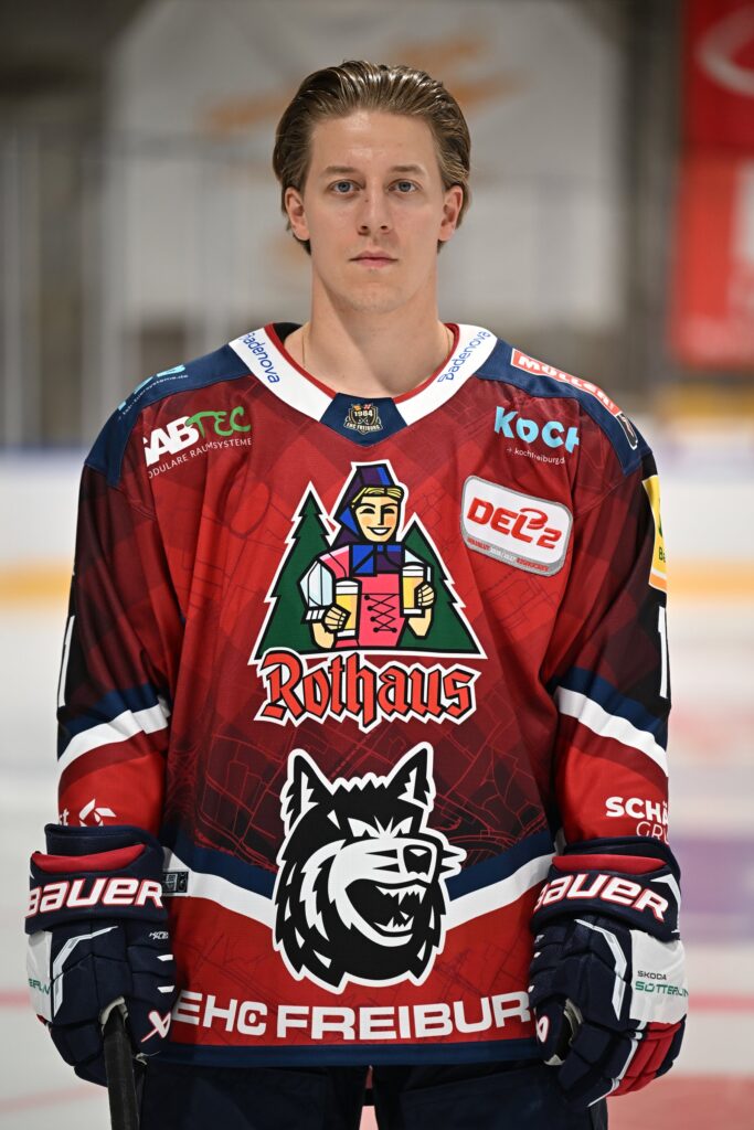 Simon Gnyp im Trikot des EHC Freiburg, Saison 2026/27